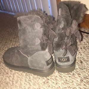 Ugg short grey bow in the back boots